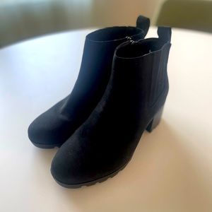 2.5-inch, size 8.5 Vionic black suede booties